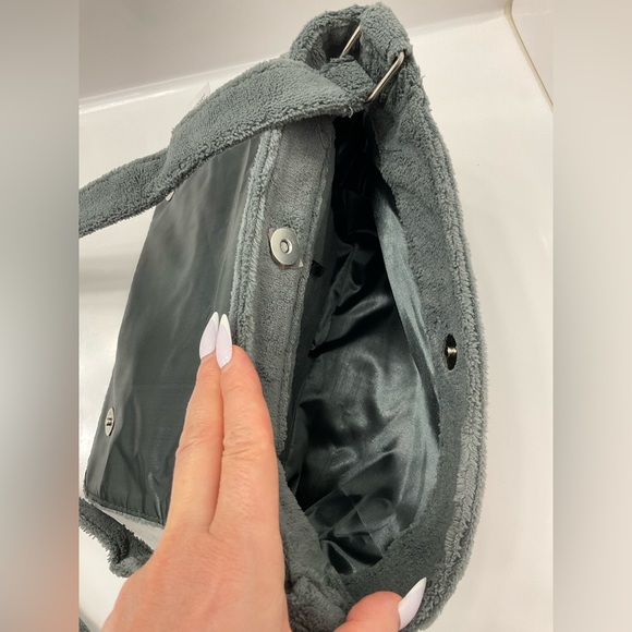 NIP Chanel Beauty Grey Crossbody Bag with Iconic White Logo - Picture 6 of 7